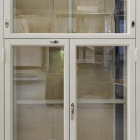 Välikarmiton T-ikkuna vakioheloin. Kilvet toimitetaan irrallisina. Funkkis puitemuoto