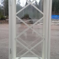Ulkolasin sisäpuoleinen ristikko, pellavaöljykittaus, vesinokka ja kulmaraudat. Kuvan nostosaranat ei einää käytössä.