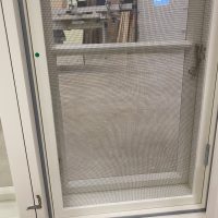 Sisään-ulos aukeavan ikkunan avattava hyttyspuite välitilassa