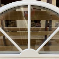 Auringonnousu kiinteässä 3-k ikkunassa pintaristikointina