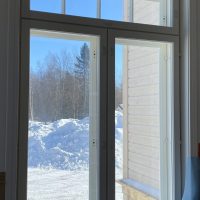 Sisään aukeava ikkuna vakio huulletulla sisäpuitteella ja vakio ulkopuitteella (funkkis). Vakio heloitukset (kilvet toimitetaan irrallisina)