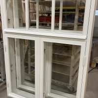 Ulkopuitteessa aidot jaot, listalasitus, vesinokat ja vakio saranat