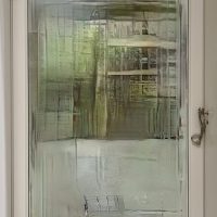 Ulos aukeavan ulkopuitteen vakiosulkimet ja tuulihaka