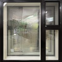 Ulkoa mustalla maalattu (ei suositella) sisään aukeava ikkuna. Alumiininen hyttyspuite