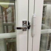 Kustavilainen puitemuoto. Vakio nostosarana ja vakio kääntösuljin (Abloy)