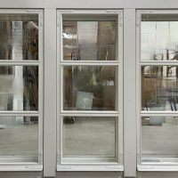 Sisään aukeava ikkuna ulkoa päin. Listalasitus, vesinokat ja kulmaraudat