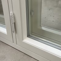 Jugend puitemuoto, vakio nostosarana ja vakio sisään aukeavan ulkopuitteen sarana