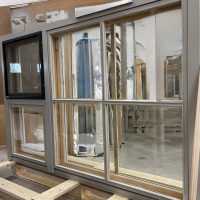 Sisään aukeava ikkuna ulkopuolelta. 2-väri maalaus, hyttyspuite alumiinia